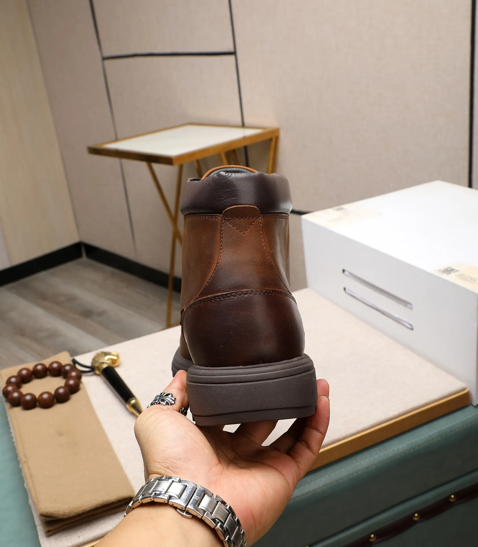 Men's men's shoes💰640 UGG (100% genuine wool lining, 10% off for fake ones) Please pay attention to the quality of the original order and compare the thickness of the wool🏮🏮Hot-selling UGG from Australia's warm luxury brand men's shoes, the official website is synchronized, Beckham men's style..., made of imported top-layer waxed cowhide, waxed toe cap, Australian real wool velvet lining Carefully sewn...Imported rubber Martin boots outsole (comfortable, soft and wear-resistant). I really like the quality..Exquisite workmanship. You can't put it down at first sight. Size 39-44
